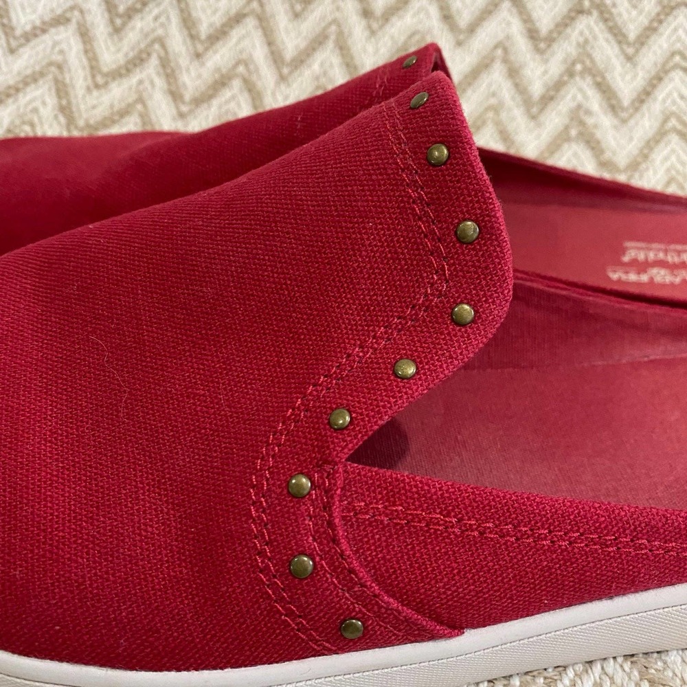 Koolaburra by UGG Darcee Slip On womens size 11 Red White Bronze tone studs EUC - Picture 4 of 10